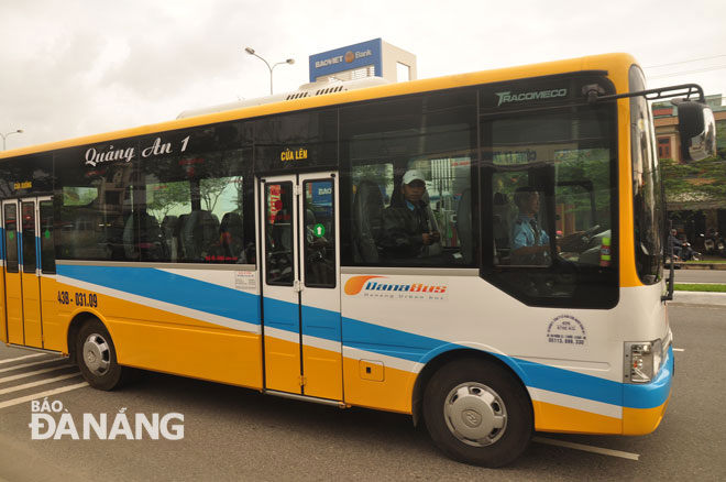 UBND thành phố thống nhất cho chuyển đổi vé xe buýt tháng từ tháng 2, 3-2020 sang tháng 5,6-2020 cho học sinh, sinh viên. Ảnh: THÀNH LÂN