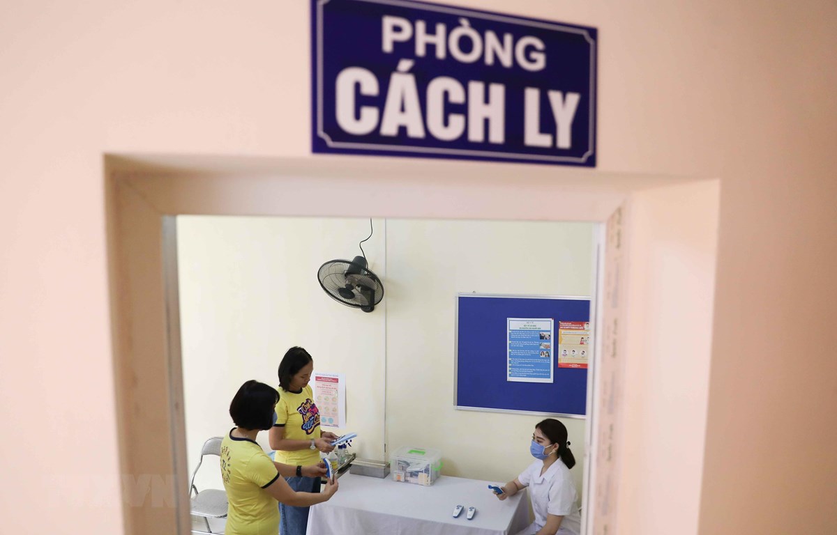 Phòng cách ly và các trang thiết bị kiểm soát y tế cơ bản được các trường ở Hà Nội chuẩn bị đầy đủ, kỹ lưỡng để đón học sinh đi học. (Ảnh: Thanh Tùng/TTXVN)