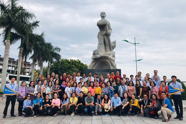 Đoàn du khách thăm quan tượng đài Mẹ Suốt ở Quảng Bình thời điểm chưa có dịch COVID-19. (Ảnh: CTV/Vietnam+)