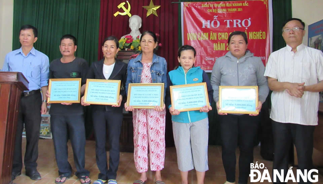 Chi bộ Quang Thành 3B1, phường Hòa Khánh Bắc trao hỗ trợ cho hộ nghèo. Ảnh: TRỌNG HÙNG