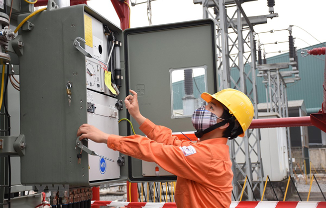 Nhân viên EVN HANOI kiểm tra vận hành các trạm biến áp, đảm bảo điện để phòng chống dịch Covid-19. (Ảnh: TTXVN phát)