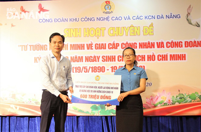 Chủ tịch Liên đoàn Lao động (LĐLĐ) thành phố Nguyễn Duy Minh đã trao tượng trưng 600 suất quà cho đoàn viên, người lao động làm việc trong khu công nghiệp. Ảnh: L.P