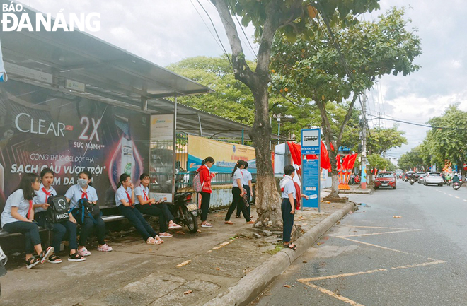 Học sinh chờ xe buýt tuyến số 5 tại Trạm chờ Trần Cao Vân, quận Thanh Khê.  Ảnh: HUỲNH LÊ