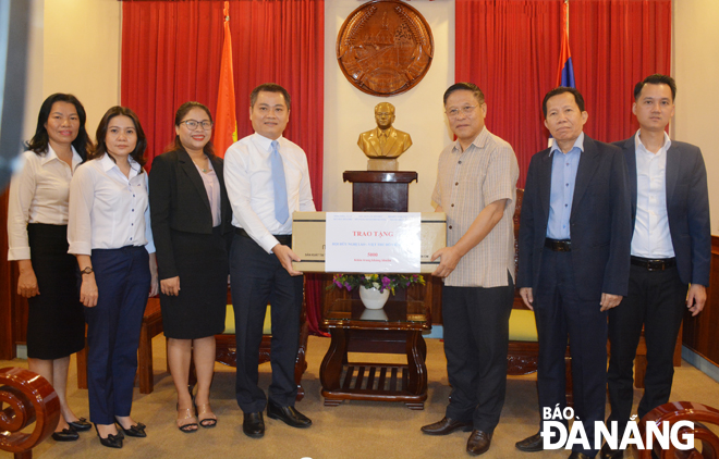 Trao 5.000 khẩu trang kháng khuẩn viện trợ cho Hội Hữu nghị Lào - Việt Thủ đô Viêng Chăn. Ảnh: LÊ VĂN THƠM