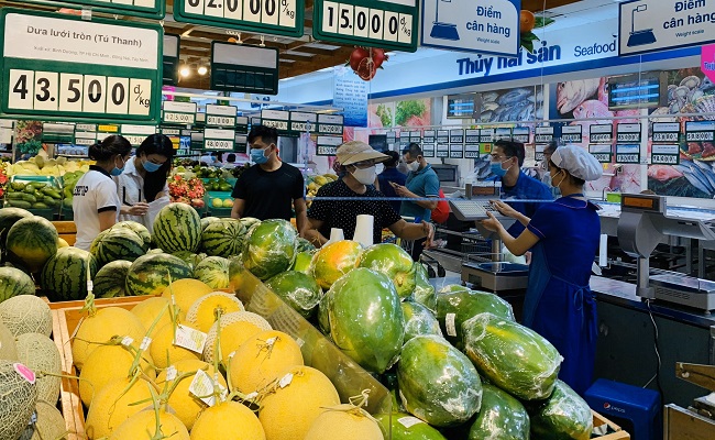 Người tiêu dùng tìm mua thực phẩm tại một siêu thị ở Thành phố Hồ Chí Minh. Ảnh minh họa: Hoàng Tuyết