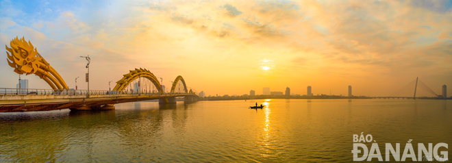 Những cây cầu hiện đại nối đôi bờ sông Hàn thay cho những chuyến phà ngày xưa.  Ảnh: PHẠM DOÃN TRIỀU