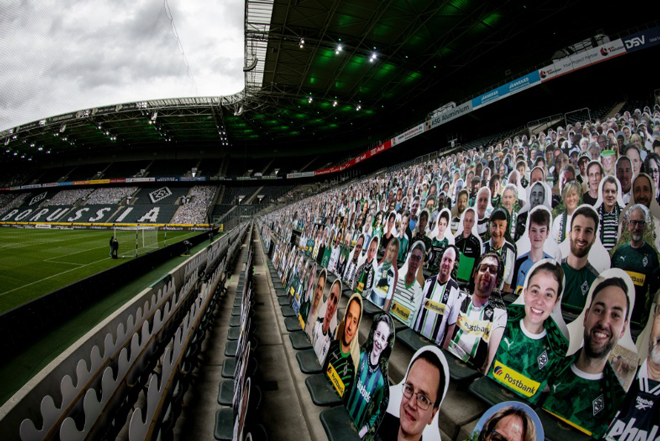 Bìa ảnh cổ động viên được xếp đều ở bốn khán đài sân Borussia Park như một cách để ủng hộ Monchengladbach trong đại dịch.