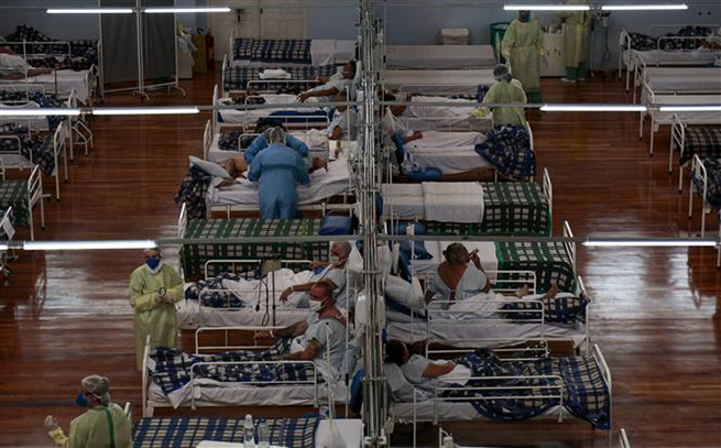  Bệnh nhân Covid-19 được điều trị tại bệnh viện dã chiến ở Santo Andre, bang Sao Paulo, Brazil ngày 11-5-2020. Ảnh: AFP/ TTXVN