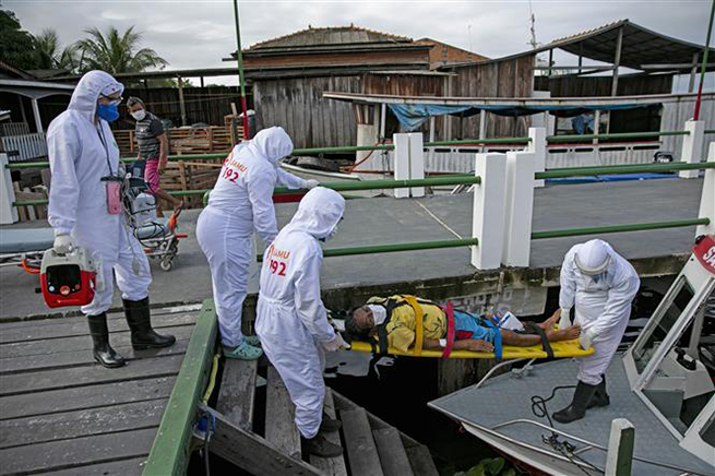   Nhân viên y tế chuyển bệnh nhân nhiễm Covid-19 tới bệnh viện ở Breves, trên đảo Marajo, Brazil. Ảnh: AFP/TTXVN