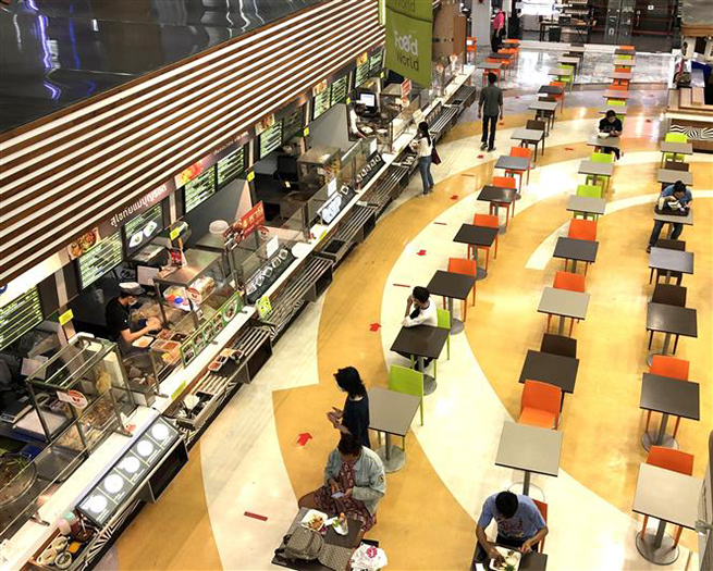  Biện pháp giãn cách xã hội được tuân thủ tại khu ăn uống của một trung tâm thương mại khi các biện pháp phong tỏa từng bước được nới lỏng. Ảnh: Ngọc Quang - PV TTXVN tại Thái Lan