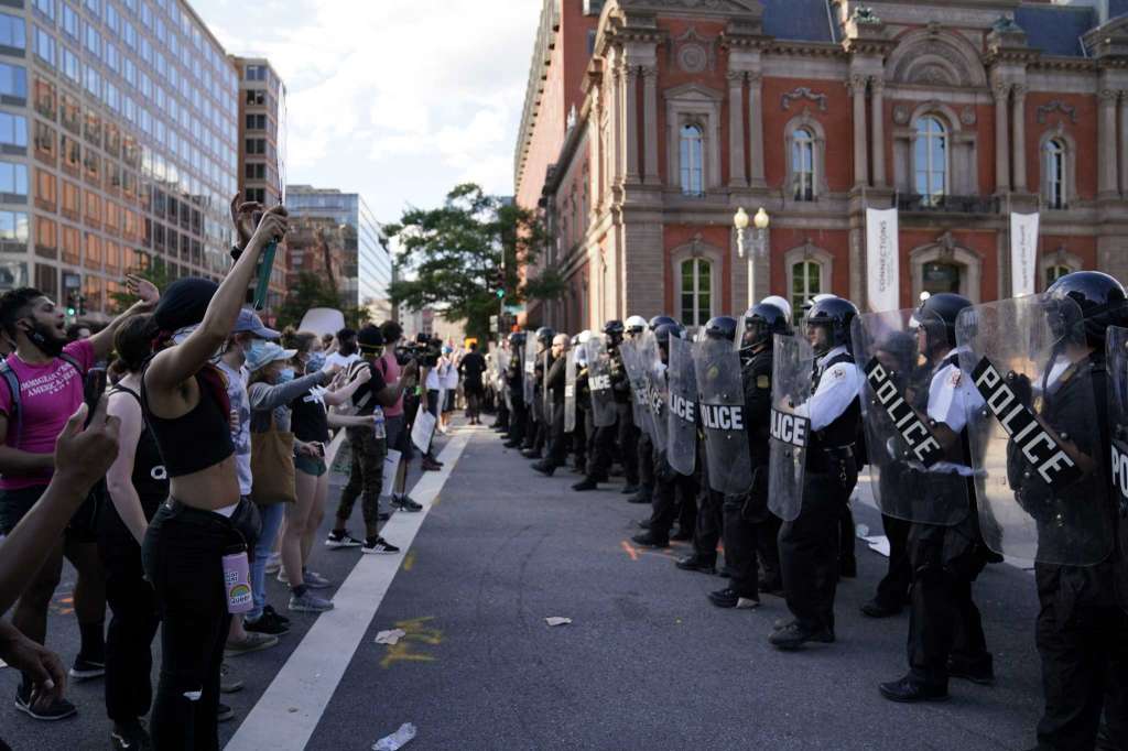 Cảnh sát đối đầu với người biểu tình tại thủ đô Washington. Ảnh: AFP