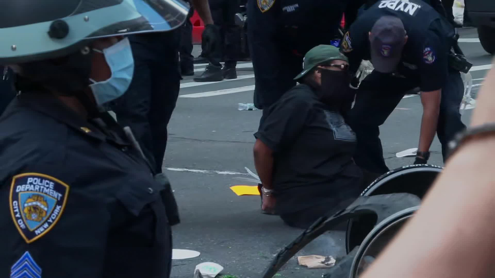Người biểu tình bị bắt giữ tại New York. Ảnh: CNN