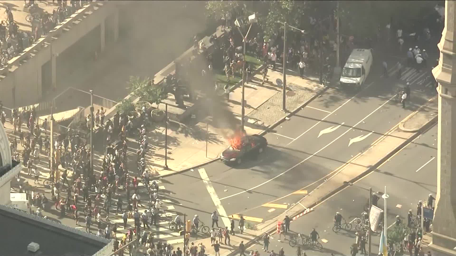 Đám đông biểu tình đốt xe tại Philadelphia ngày 30/5. Ảnh: KYW