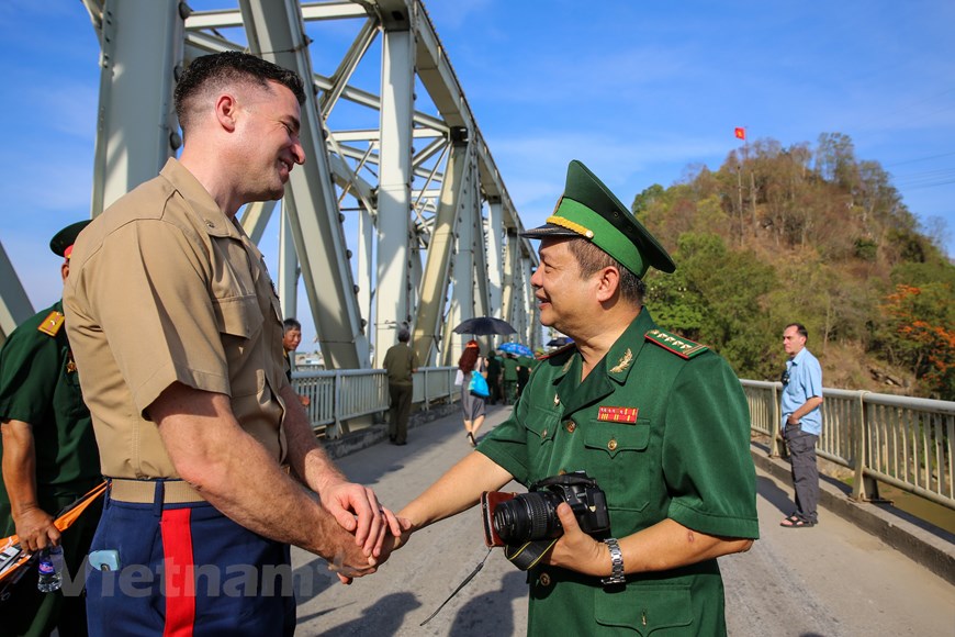 Cuộc gặp gỡ đầy xúc động của cựu binh Việt-Mỹ trên cầu Hàm Rồng