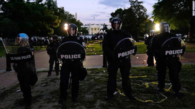 Cảnh sát chống bạo động đứng gác trước Nhà Trắng ngày thứ Bảy 30-5. (Nguồn: AP)