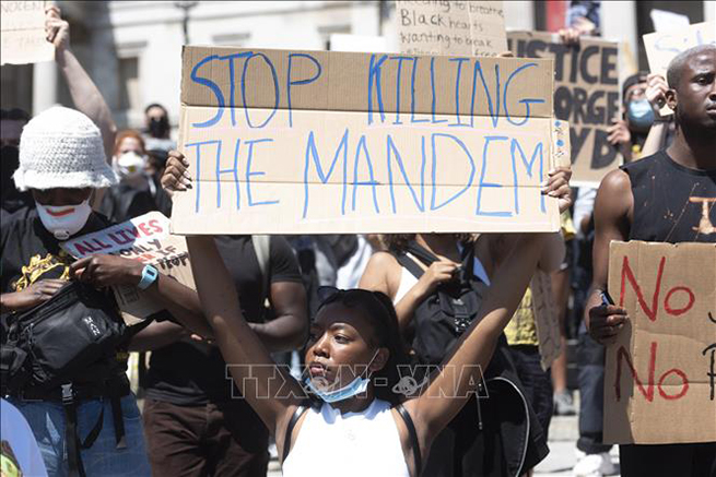   Người dân tham gia tuần hành tại London, Anh ngày 31-5-2020, phản đối tình trạng bạo lực sắc tộc dẫn đến cái chết của người da màu George Floyd ở Mỹ. Ảnh: THX/TTXVN