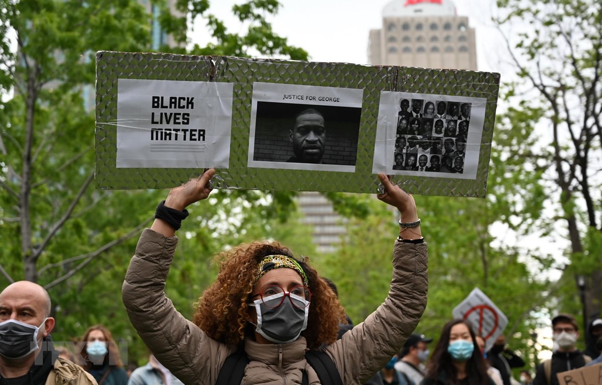 Người dân tham gia tuần hành phản đối tình trạng bạo lực sắc tộc làm người da màu George Floyd ở Mỹ tử vong, tại Montreal, Canada ngày 31/5/2020. (Ảnh: AFP/TTXVN)