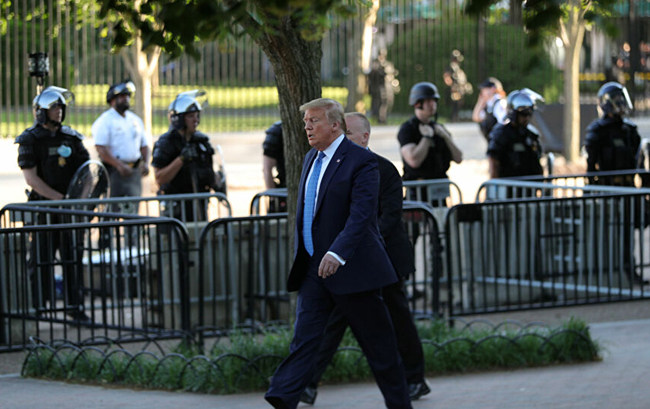 Tổng thống Trump đi bộ đến nhà thờ St. John’s. Ảnh: Reuters