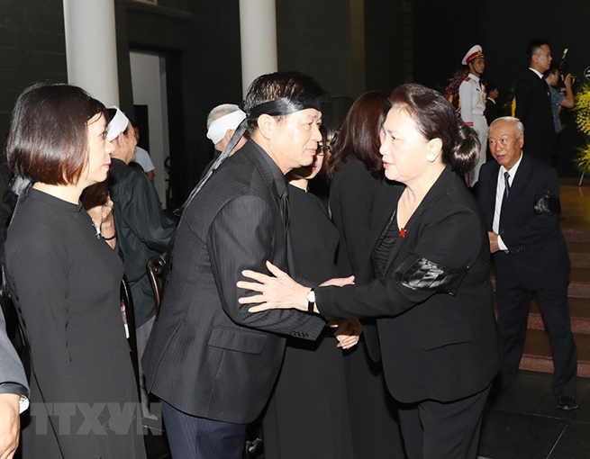 •       Chủ tịch Quốc hội Nguyễn Thị Kim Ngân chia buồn với gia quyến đồng chí Vũ Mão. (Ảnh: Trọng Đức/TTXVN)