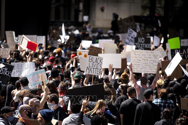 Người dân tham gia biểu tình phản đối hành động của cảnh sát dẫn đến cái chết của công dân da màu George Floyd, tại Chicago, Mỹ ngày 30-5. Ảnh: THX/TTXVN