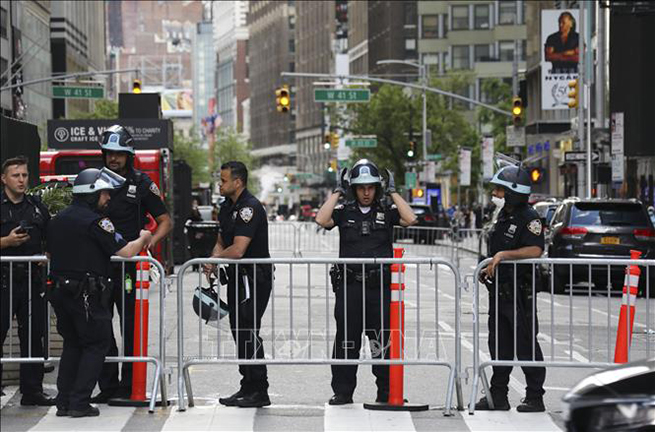 Cảnh sát dựng chốt chặn nhằm ngăn người biểu tình quá khích trong cuộc tuần hành sau cái chết của người da màu George Floyd tại New York, Mỹ ngày 1-6. Ảnh: THX/TTXVN