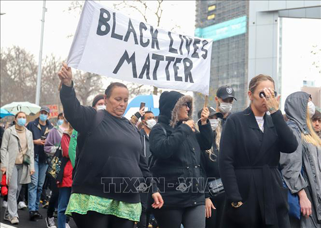 Người dân tham gia tuần hành phản đối nạn phân biệt chủng tộc tại Auckland, New Zealand, ngày 1-6. Ảnh: THX/TTXVN