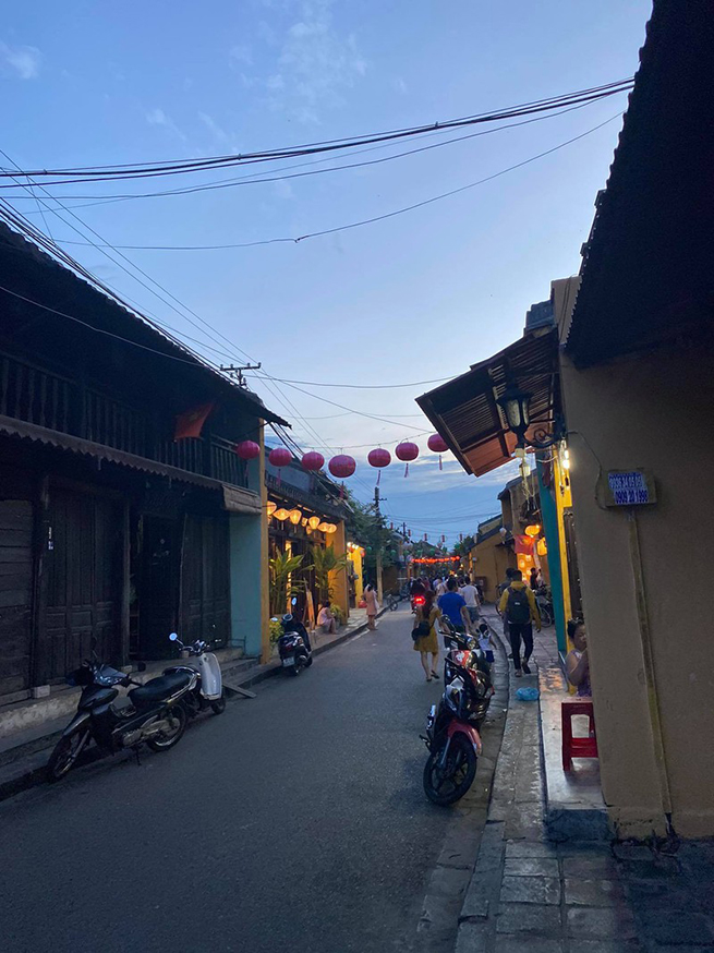 Nhiều tuyến đường như Trần Phú, Nguyễn Thái Học, Bạch Đằng… vốn sầm uất, du khách tấp nập, nhưng nay vắng bóng hơn.