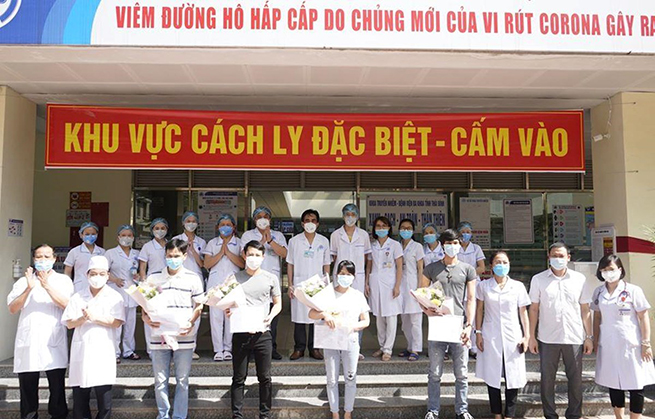 4 bệnh nhân được công bố khỏi bệnh tại Bệnh viện Đa khoa tỉnh Thái Bình. (Ảnh: PV/Vietnam+)