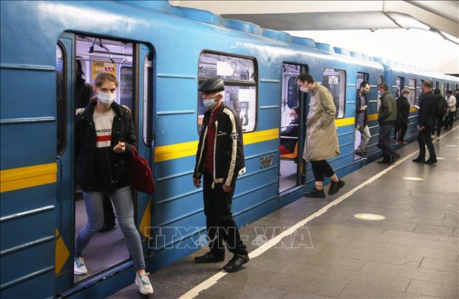 Người dân đeo khẩu trang phòng lây nhiễm COVID-19 khi đi tàu điện ngầm tại Kiev, Ukraine ngày 25/5. Ảnh: THX/TTXVN