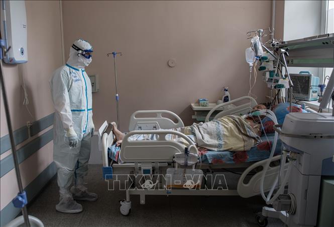 Nhân viên y tế điều trị cho bệnh nhân COVID-19 tại bệnh viện ở Tver, Nga ngày 30/5. Ảnh: THX/TTXVN