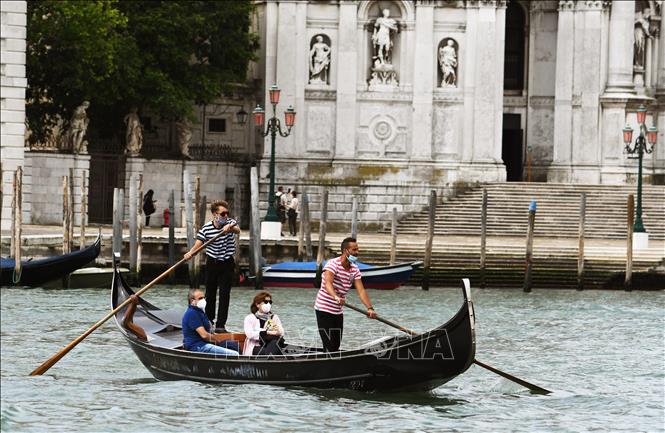 Người dân đi thuyền gondola tại thành Venice, Italy ngày 30/5 khi lệnh hạn chế được nới lỏng. Ảnh: AFP/TTXVN