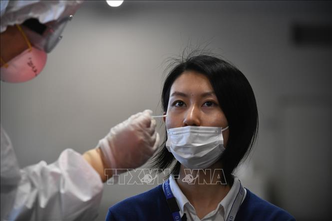 Nhân viên y tế lấy mẫu xét nghiệm COVID-19 cho người dân tại Tokyo, Nhật Bản ngày 8/5. Ảnh: AFP/TTXVN
