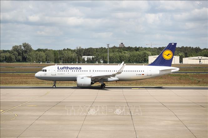Máy bay của Hãng hàng không Lufthansa tại sân bay Tegel ở Berlin, Đức ngày 26/5. Ảnh: THX/TTXVN