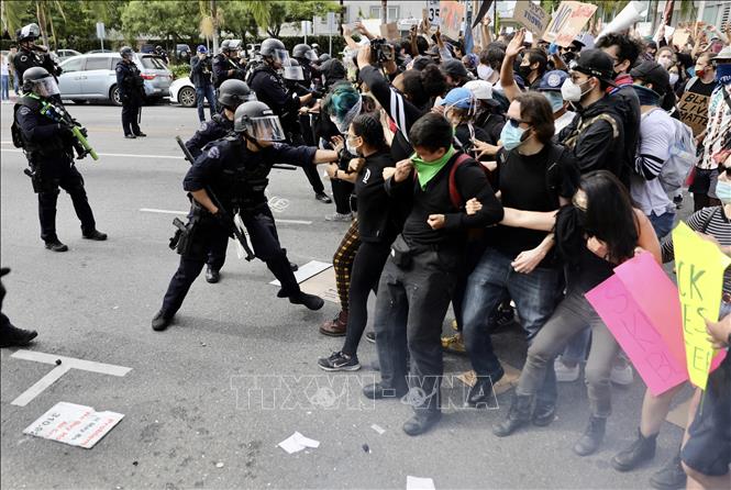 Người biểu tình xung đột với lực lượng an ninh Mỹ tại thành phố Los Angeles, ngày 31-5. Ảnh: THX/TTXVN