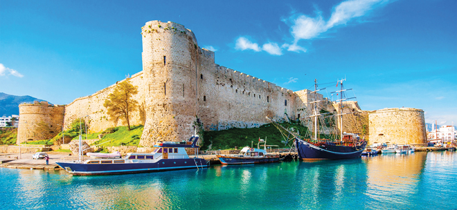 Bến cảng cũ và lâu đài Kyrenia, phía Bắc Cộng hòa Síp.