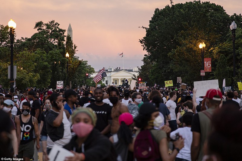 Hàng chục nghìn người biểu tình đã vây kín các tuyến phố của Washington vào hôm qua (6-6) nhằm phản đối bạo lực và tình trạng phân biệt đối xử của các nhân viên thực thi pháp luật đối với người da màu, sau cái chết của công dân da màu George Floyd. Ảnh: Getty.