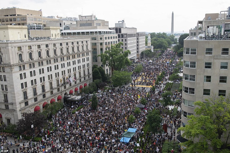 Lực lượng Vệ binh quốc gia được triển khai dày đặc khắp thủ đô Washington khi số lượng người biểu tình được dự đoán có thể lên đến 1 triệu. Ảnh: AP.