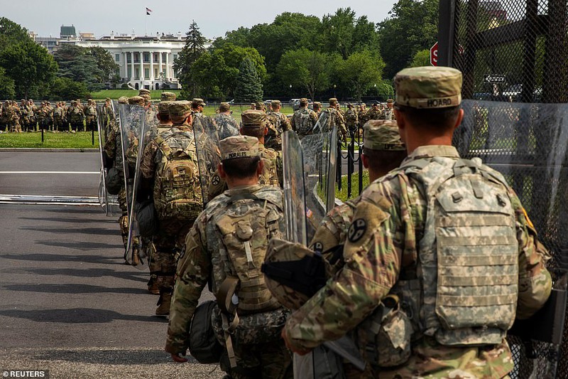 Quân đội được triển khai quanh rào chắn tại Nhà Trắng vào hôm qua (6-6) khi thủ đô Washington được dự đoán sẽ đối mặt với cuộc biểu tình quy mô lớn chưa từng có. Ảnh: Reuters.