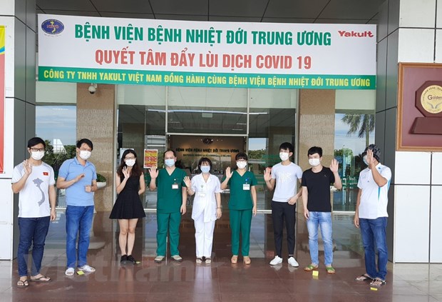 6 bệnh nhân được công bố khỏi bệnh tại Bệnh viện Bệnh nhiệt đới Trung ương. (Ảnh: PV/Vietnam+)