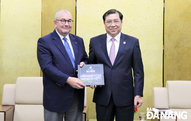 Chủ tịch UBND thành phố Huỳnh Đức Thơ (phải) tiếp Đại sứ Bỉ tại Việt Nam Paul Jansen. 		Ảnh: LAM PHƯƠNG
