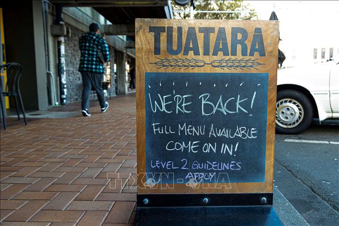 Biển thông báo mở cửa trở lại của một quán bar sau thời gian đóng cửa do dịch Covid-19 ở Wellington, New Zealand ngày 21-5. Ảnh: AFP-TTXVN