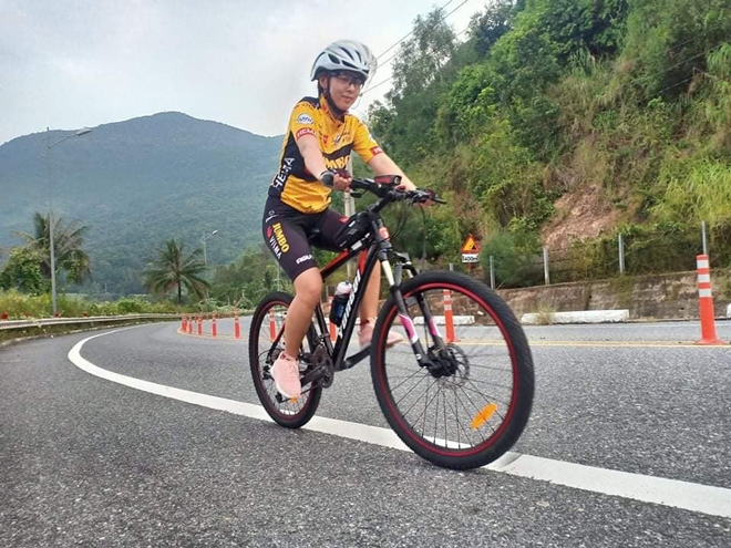 Chị Huỳnh Thị Sau hình thành thói quen đạp xe đạp vào mỗi buổi sáng. Ảnh: H.L