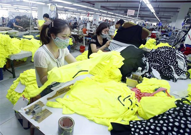  Sản xuất sản phẩm may mặc tại Công ty cổ phần may và dịch vụ Hưng Long (huyện Mỹ Hào, Hưng Yên). (Ảnh: TTXVN)