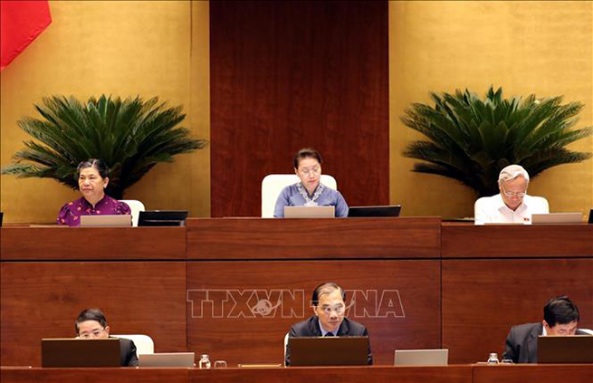  Chủ tịch Quốc hội Nguyễn Thị Kim Ngân và các Phó Chủ tịch Quốc hội điều hành phiên họp sáng 13-6-2020. Ảnh: Trọng Đức/TTXVN