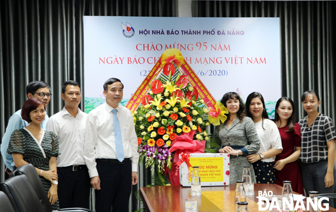 Phó Chủ tịch UBND thành phố Lê Trung Chinh (thứ 4, từ trái qua) đến thăm và chúc mừng Hội Nhà báo thành phố nhân kỷ niệm 95 năm Ngày Báo chí Cách mạng Việt Nam.  Ảnh: VĂN HOÀNG	