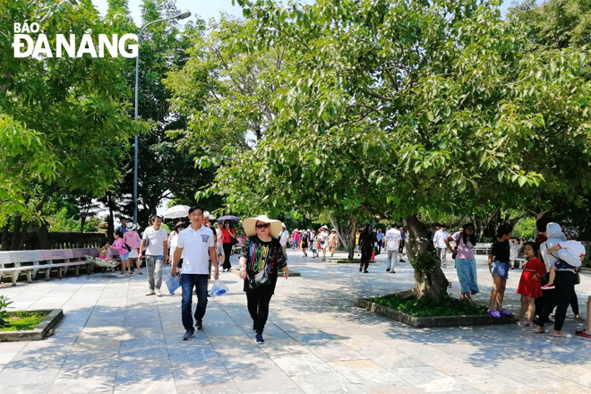 Nhiều chương trình kích cầu, ưu đãi của ngành du lịch góp phần thu hút, phục hồi các nguồn khách đến Đà Nẵng.  Trong ảnh: Du khách tham quan chùa Linh Ứng, bán đảo Sơn Trà. Ảnh: THU HÀ
