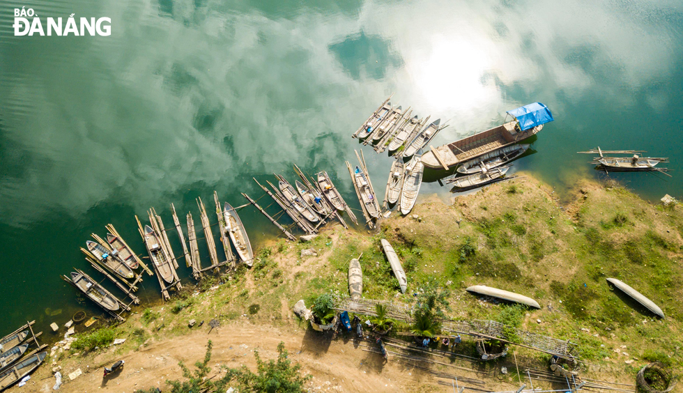 Những chiếc thuyền khai thác nguồn lợi thủy sản trong lòng hồ của người dân.