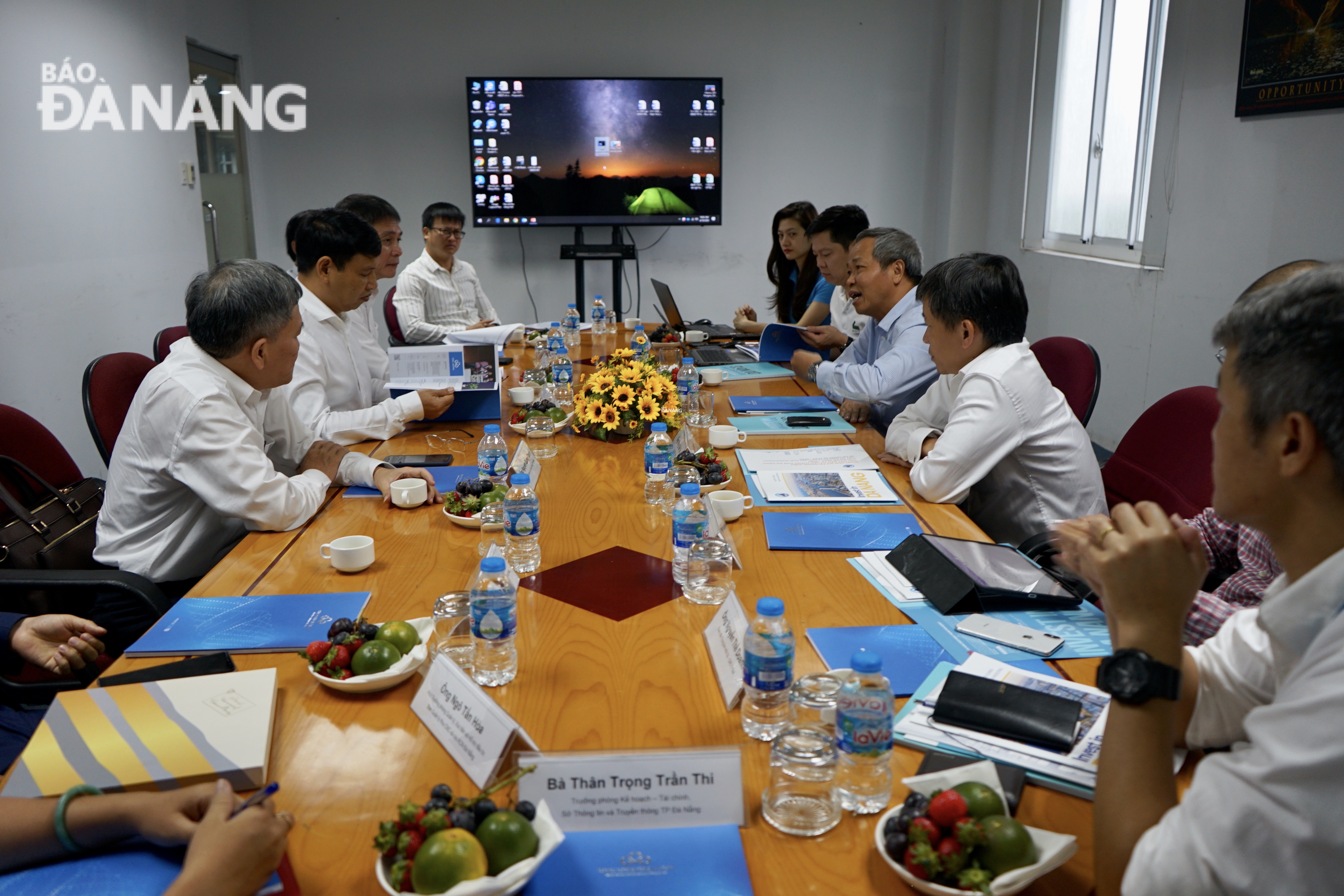 Buổi làm việc giữa lãnh đạo thành phố Đà Nẵng và lãnh đạo Tập đoàn Công nghệ CMC. Ảnh: MINH TƯỜNG 