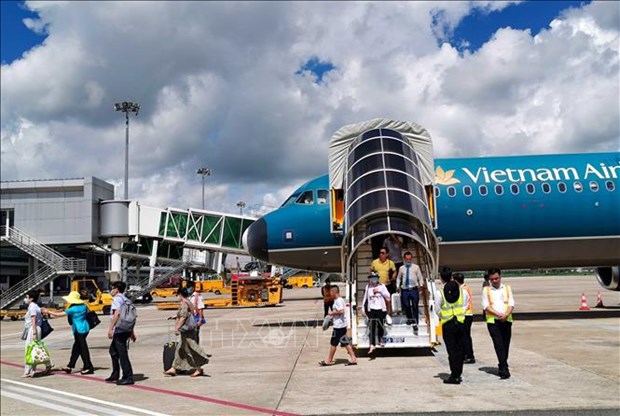 Passengers of Vietnam Airlines' first flight linking the two cities of Hai Phong and Can Tho (Photo: VNA)