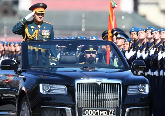Bộ trưởng Quốc phòng Nga Sergei Shoigu trên chiếc ô tô Aurus tiến vào quảng trường phụ trách kiểm tra các khối duyệt binh. Ảnh: Sputnik